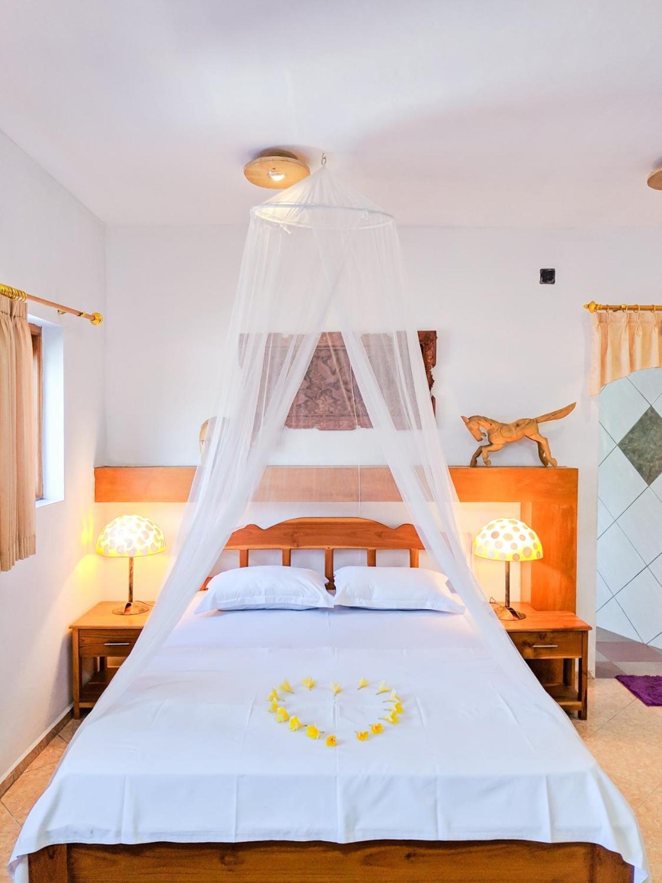 Hotel Deutsches-Eck Rikesti à Lovina Beach Extérieur photo
